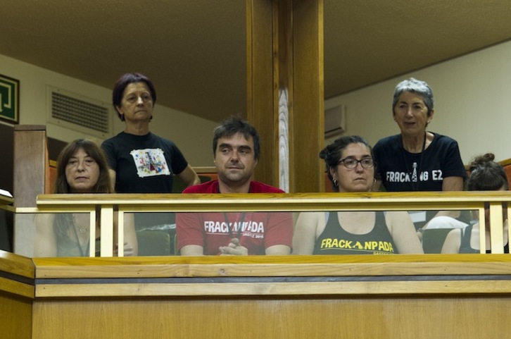 Miembros de la plataforma Fracking Ez han seguido el debate en el Parlamento. (Juanan RUIZ/ARGAZKI PRESS)