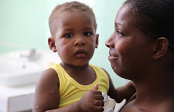 Una mujer cubana portadora del VIH con su hijo. (WHO/OMS)