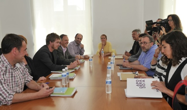 Una de las numerosas reuniones entre representantes de Geroa Bai, EH Bildu, Podemos e I-E. (Idoia ZABALETA/ARGAZKI PRESS)