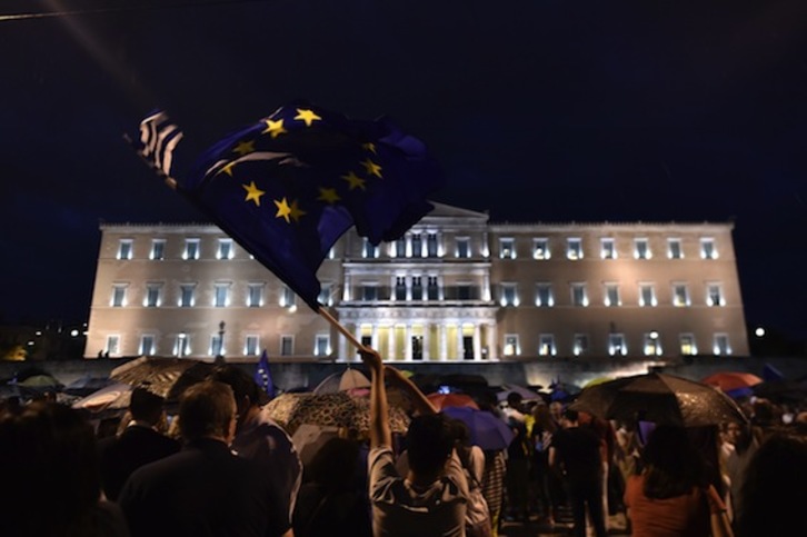 Los manifestantes por el «sí», en la plaza Syntagma. (Aris MESSINIS/AFP PHOTO)