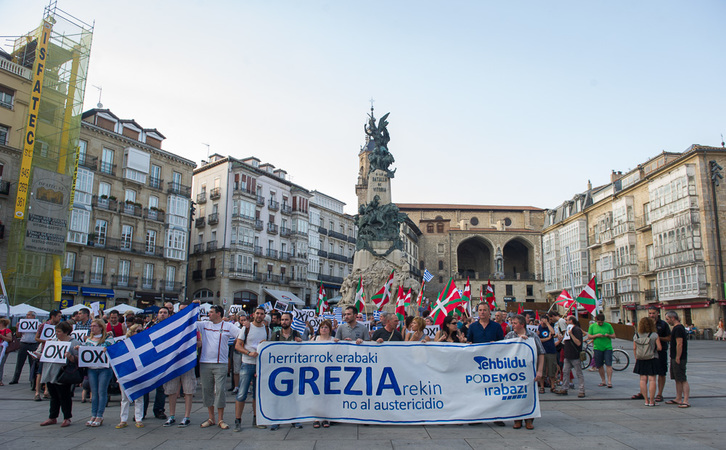 Greziari babesa adierazteko elkarretaratzea Gasteizen. (Juanan RUIZ/ARGAZKI PRESS)