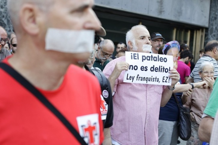 ‘Mozal Legearen’ aurkako elkarretaratzea Bilbon. (ARGAZKI PRESS)