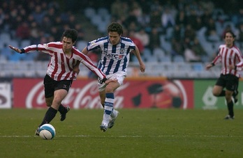 Elustondo pugna con Iraola en un derbi disputado en 2007. (Gari GARAIALDE / ARGAZKI PRESS)