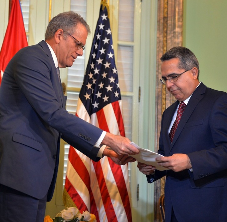 El jefe de la Sección de Intereses de EEUU en La Habana, Jeffrey DeLaurentis, entrega la carta al ministro de Exteriores cubano, Marcelino Medina. (Adalberto ROQUE/AFP) 