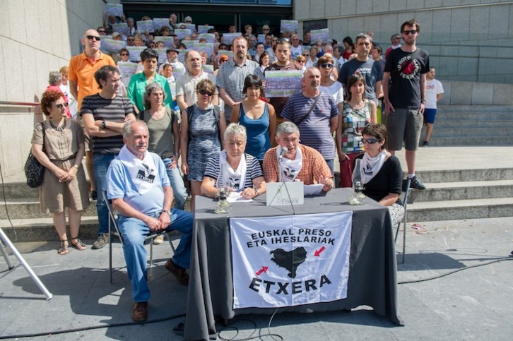 Agerraldi jendetsua egin du Etxeratek Donostiako epaitegiaren aurrean. (Juan Carlos RUIZ/ARGAZKI PRESS)