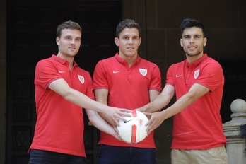 Eraso, Elustondo y Boveda posan tras su presentación. (ARGAZKI PRESS)