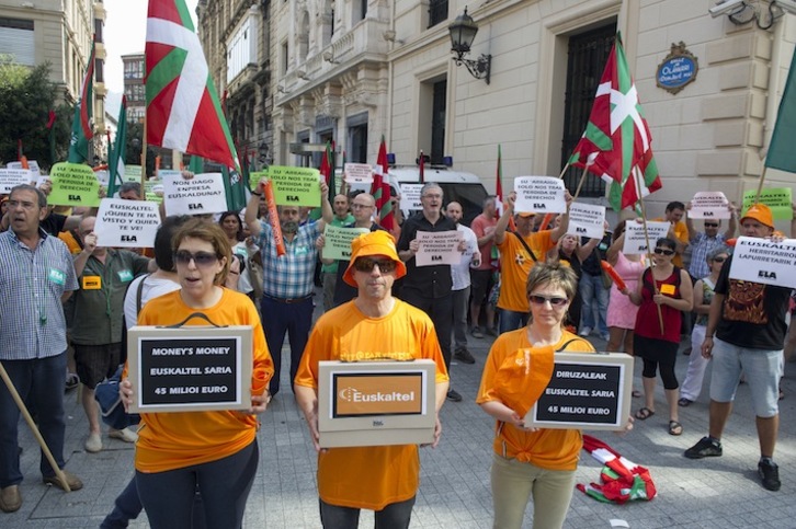 ELA se ha concentrado ante la sede de la Bolsa de Bilbo con motivo de la salida de Euskaltel. (Monika DEL VALLE/ARGAZKI PRESS)