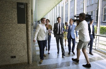 El presidente del Eurogrupo, Jeroen Dijsselbloem, rodeado de periodistas. (Bart MAAT/AFP PHOTO)