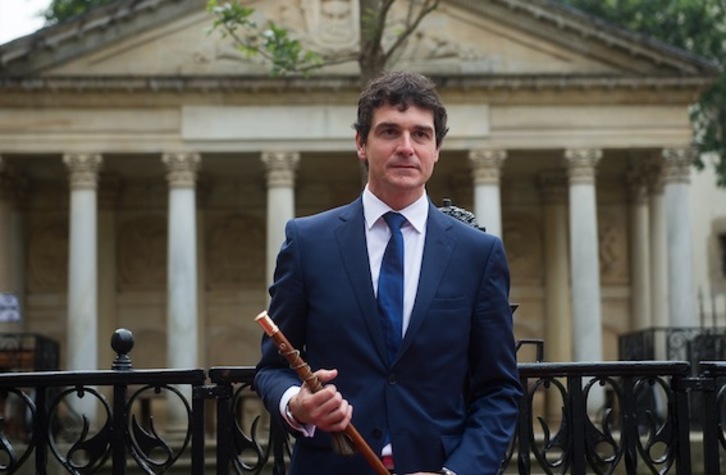 Unai Rementeria, aginte makilarekin. (Luis JAUREGIALTZO/ARGAZKI PRESS)