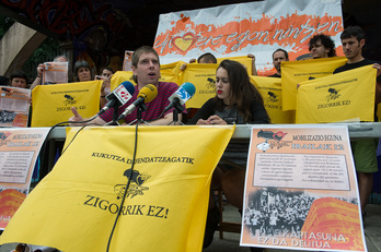 Rueda de prensa de Kukutzarekin Elkartasun Taldea en la plaza de Errekalde. (Monika DEL VALLE / ARGAZKI PRESS)