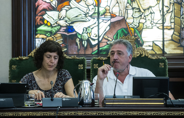 Patricia Perales eta Joseba Asiron, gaurko bilkuran. (Jagoba MANTEROLA / ARGAZKI PRESS)