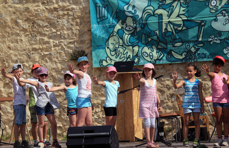  Malgré la chaleur écrasante, les enfants des communes voisines ont présenté leurs spectacles. © Bob EDME