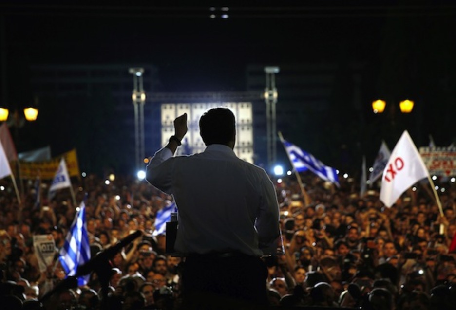 El primer ministro griego, Alexis Tsipras, se dirige a las miles de personas congregadas en la plaza Syntagma. (Yannis BERHAKIS/AFP PHOTO) El primer ministro griego, Alexis Tsipras, se dirige a las miles de personas congregadas en la plaza Syntagma. (Yannis BERHAKIS/AFP PHOTO)