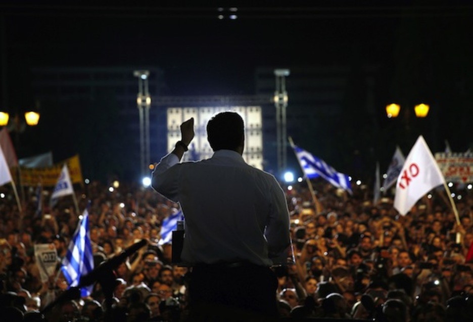 El primer ministro griego, Alexis Tsipras, se dirige a las miles de personas congregadas en la plaza Syntagma. (Yannis BERHAKIS/AFP PHOTO)