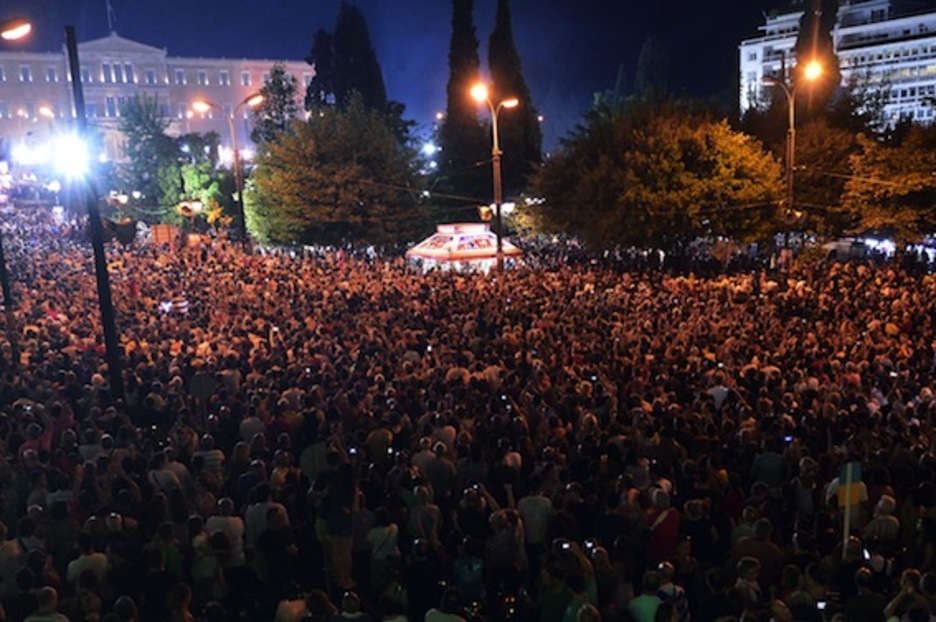 La plaza Syntagma de Atenas, a rebosar por el «No». (Louisa GOULIAMAKI/AFP PHOTO) La plaza Syntagma de Atenas, a rebosar por el «No». (Louisa GOULIAMAKI/AFP PHOTO)