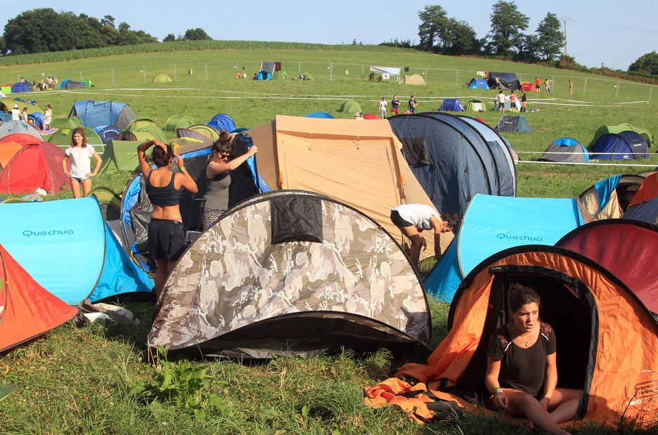 L'après-midi, le camping du festival a commencé à se remplir. © Bob EDME