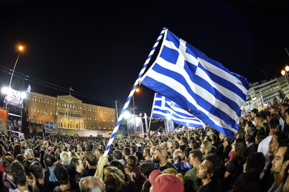 Una bandera griega ondeando en la plaza Syntagma. (Andreas SOLARO/AFP PHOTO)