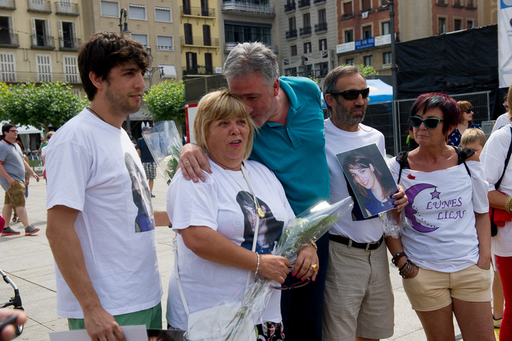 Joseba Asiron junto a la madre de Nagore Laffage. (Iñigo URIZ / ARGAZKI PRESS)