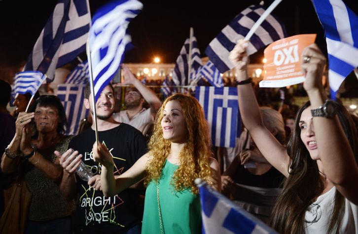 Los griegos han salido a la calle a celebrar el «NO». (AFP)