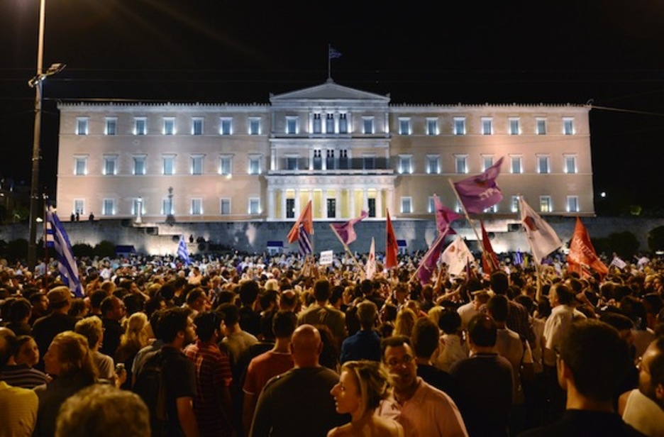 Celebraciones en la plaza Syntagma. (Louisa GOULIAMAKI/AFP PHOTO)