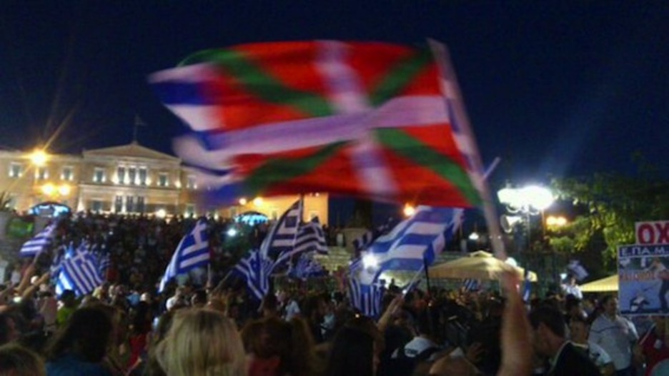 La ikurriña ondeó junto a otras muchas banderas en Syntagma. (@ishikawa_)