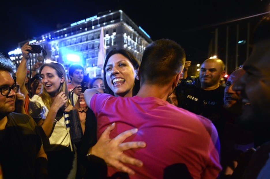 Sonrisas y abrazos en las inmediaciones del Parlamento griego. (Louisa GOULIAMAKI/AFP PHOTO )
