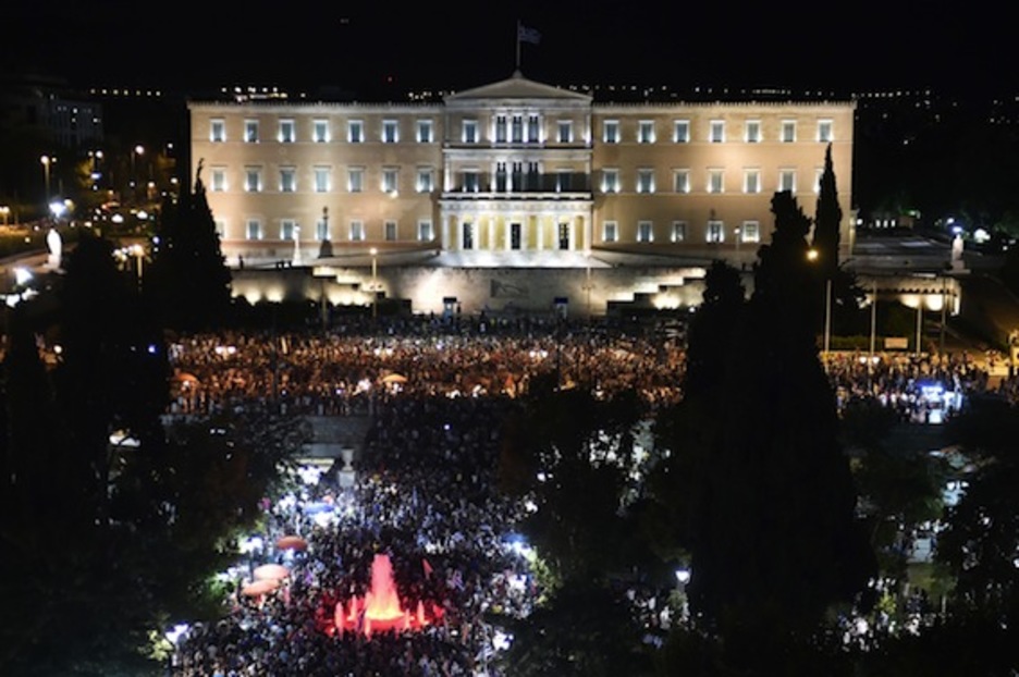 Miles de personas se dieron cita para celebrar el resultado. (Aris MESSINIS/AFP PHOTO)