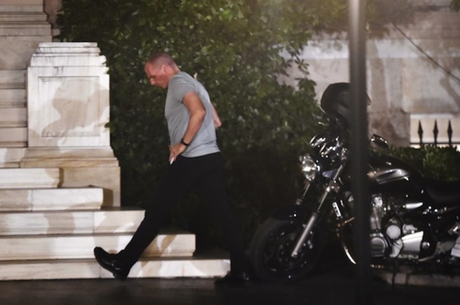 Yanis Varoufakis, que hoy ha anunciado su dimisión, a su llegada anoche a la oficina del primer ministro. (Aris MESSINIS/AFP PHOTO)