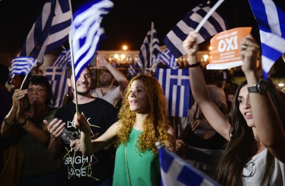 Carteles por el ‘No’ y banderas griegas en Syntagma. (Louisa GOULIAMAKI/AFP PHOTO)