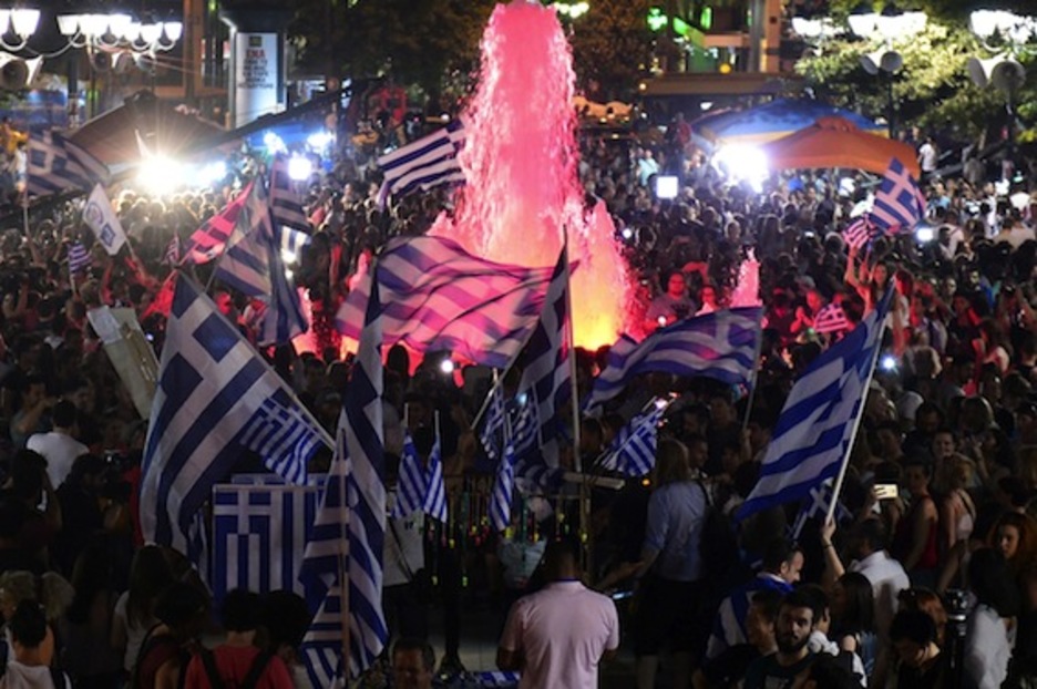 Celebraciones en las inmediaciones del Parlamento. (Louisa GOULIAMAKI/AFP PHOTO)