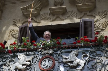 Joseba Asiron, Udaletxeko balkoian, alkate izendatu zuten egunean. (Jagoba MANTEROLA/ARGAZKI PRESS)