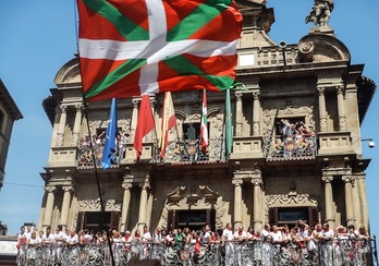 La balconada, minutos antes del chupinazo. (Jagoba MANTEROLA/ARGAZKI PRESS)