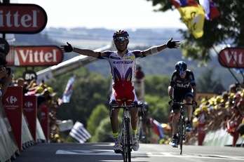 Purito Rodríguez se ha impuesto a Froome en la meta del Muro de Huy. (Eric FEFERBERG / AFP)
