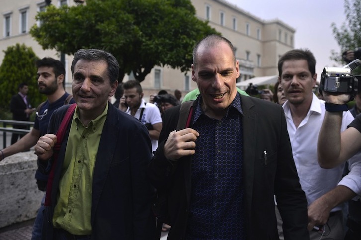  Tsakalotos y Varoufakis, en una imagen de la pasada semana. (Louisa GOULIAMAKI / AFP) 