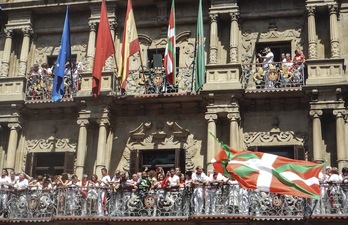 Ikurrina udaletxeko balkoian izan da, 34 urteren ostean. (Jagoba MANTEROLA/ARGAZKI PRESS)