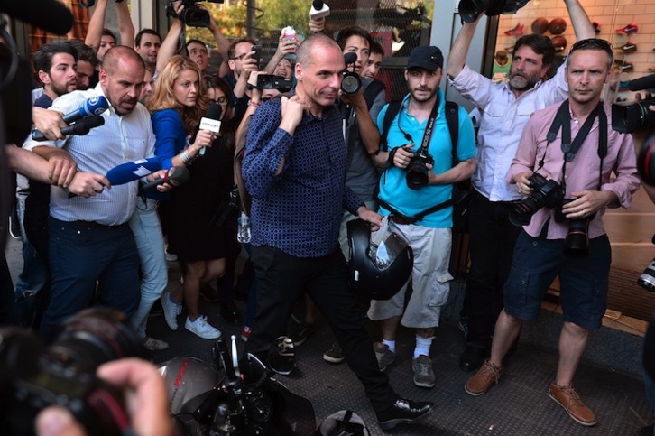 Varoufakis abandona la sede del Ministerio de Finanzas en medio de una gran expectación mediática. (Louisa GOULIAMAKI/AFP)