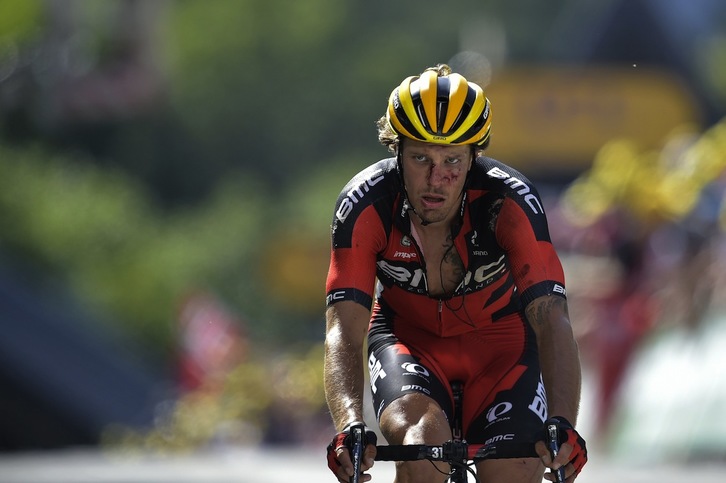 Daniel Oss tras la masiva caída de ayer. (Lionel BONAVENTURE/AFP)