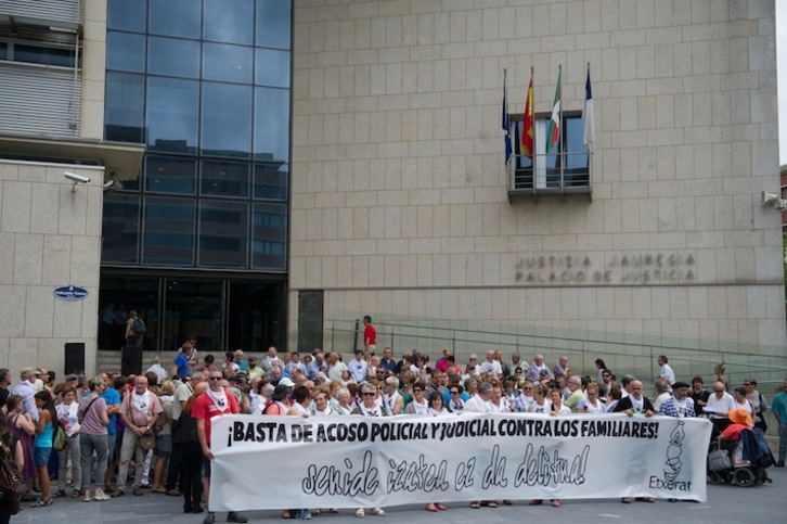Donostiako epaitegiaren aurrean egin du elkarretaratzea Etxeratek. (Juan Carlos RUIZ/ARGAZKI PRESS)