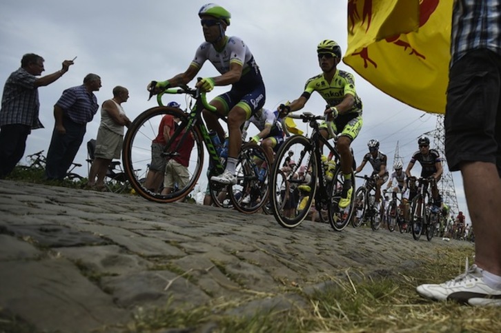 Los corredores atraviesan una de las siete zonas de pavés. (Jeff PACHOUD / AFP)