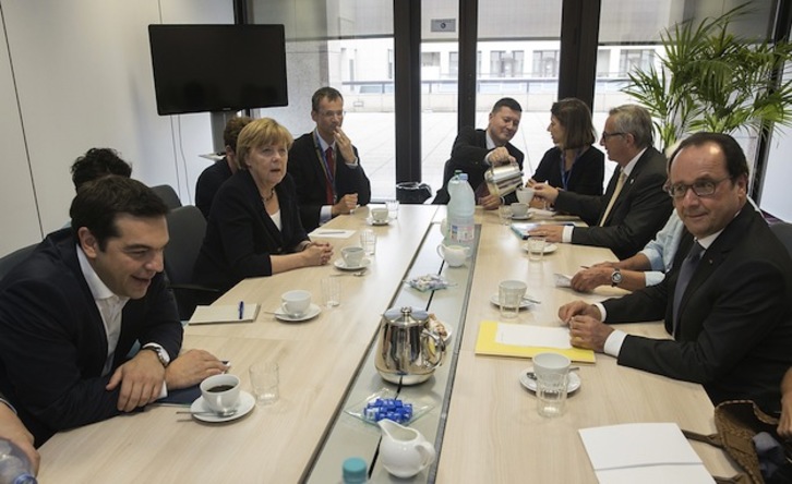 Tsipras, Merkel, Juncker y Hollande, entre otros, en la reunión celebrada este martes en Bruselas. (Phillipe WOJAZER / AFP)  