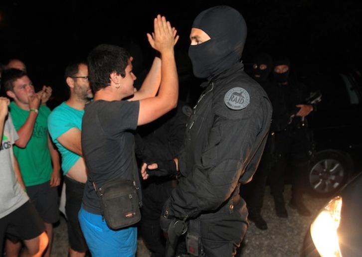 Herritarrak, Ortzaizeko operazioaren aurka protestan. (Bob EDME)