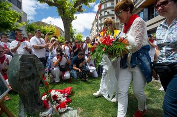 Ofrenda floral ante la estela en recuerdo a Germán Rodríguez. (Iñigo URIZ/ARGAZKI PRESS)