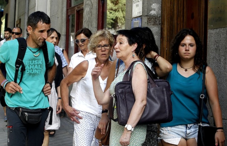 Jone Goirizelaia eta hainbat senide, atzo Madrilen. (J.DANAE/ARGAZKI PRESS)