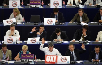 Carteles contra el TTIP en algunos escaños de Bruselas. (Patrick HERTZOG / AFP)