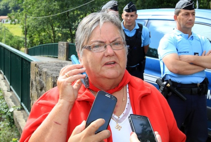 Grazi Etxebehere atiende a los medios antes de ser arrestada por la Policía francesa. (Bob EDME)