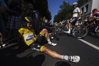 Tony Martin, en el suelo después de su caída. (Eric FEFERBERG / AFP)