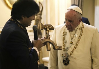 El papa Francisco, junto al presidente boliviano, Evo Morales. (Osservatore Romano/AFP PHOTO)