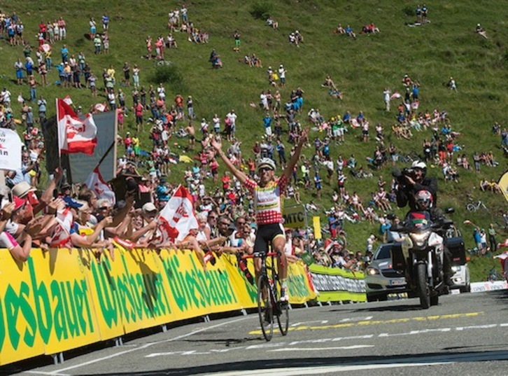 Víctor de la Parte entra victorioso en meta. (www.oesterreich-rundfahrt.at)