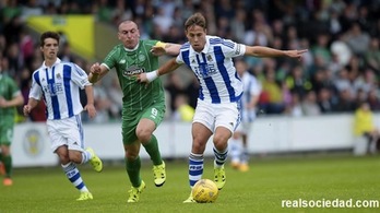 Canales conduce el balón ante la oposición de un rival. (www.realsociedad.com)