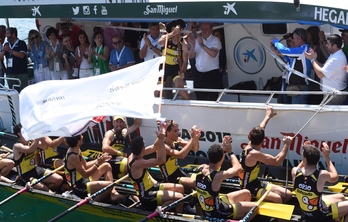 Orioko arraunlariak banderarekin. (ARGAZKI PRESS)